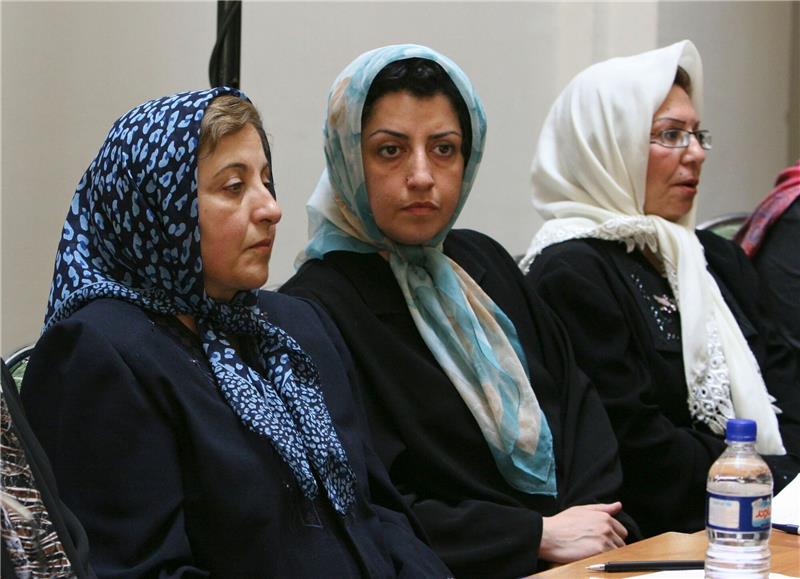 Stimme der Frauenbewegung im Iran Narges Mohammadi (M.), Menschenrechtsaktivistin aus dem Iran, sitzt im August 2007 neben der iranischen Friedensnobelpreisträgerin Shirin Ebadi (l.).