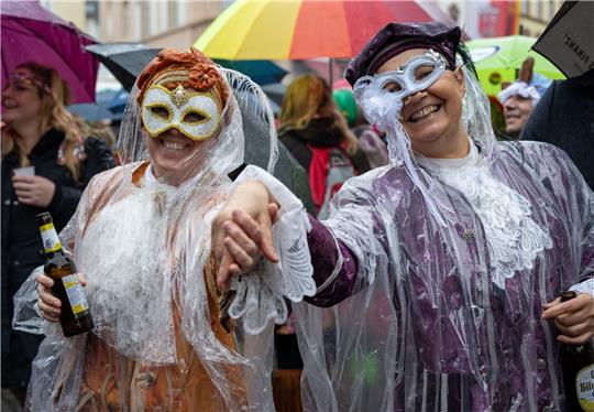 Narren auf dem Marktplatz in Wittlich an  Weiberfastnacht. Auch am Rosenmontag kann es nass werden.