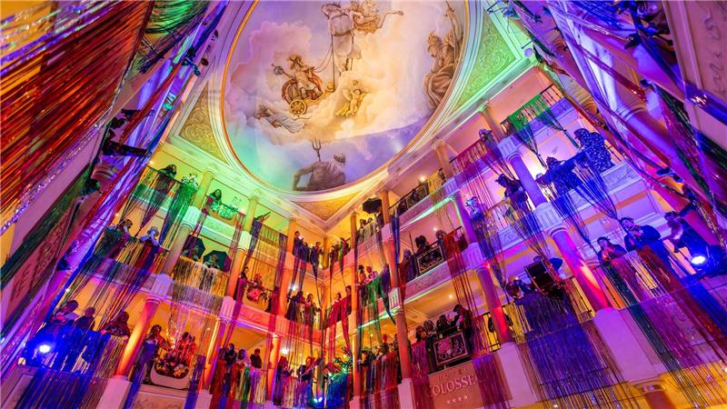 Narren stehen im Foyer des Hotel Colosseo über die Etagen verteilt. Die „Goldene Narrenschelle“ wird jährlich von der Vereinigung Schwäbisch-Alemannischer Narrenzünfte (VSAN) verliehen.