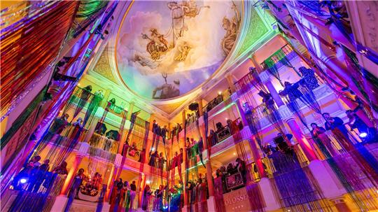 Narren stehen im Foyer des Hotel Colosseo über die Etagen verteilt. Die „Goldene Narrenschelle“ wird jährlich von der Vereinigung Schwäbisch-Alemannischer Narrenzünfte (VSAN) verliehen.