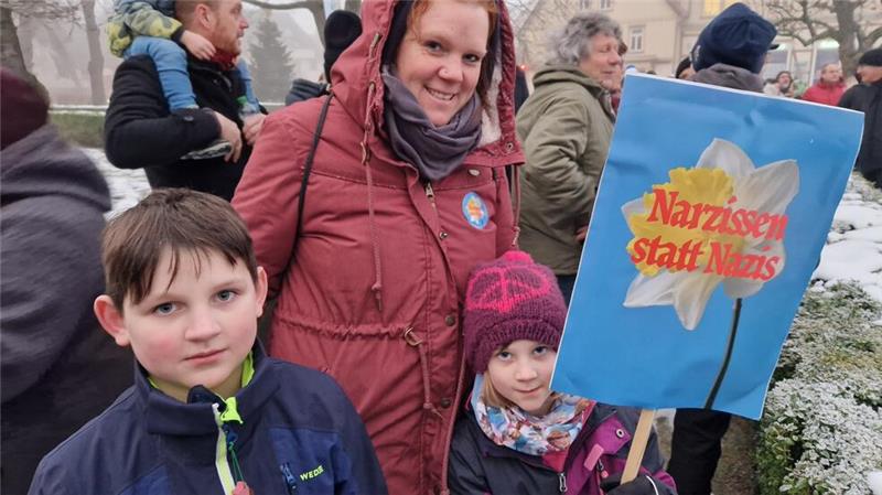 „Narzissen statt Nazis“: Alexandra Kampe nimmt mit ihren beiden Kindern Juri und Phine an der Gegendemonstration teil.