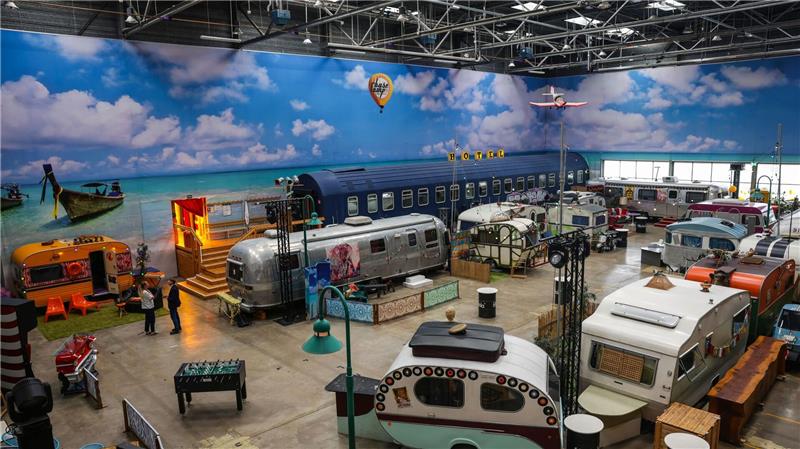 „Schon sehr lustig“ - Indoor-Camping im Hochsommer Nass werden kann man nicht: Das Basecamp in Bonn garantiert Trocken-Camping.