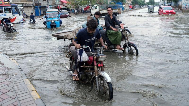 Bilder des Tages Nasse Füße bekommen diese Motorradfahrer nach schweren Regenfällen im pakistanischen Karachi.