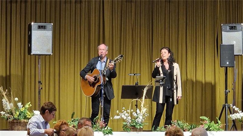 Tag der älteren Generation mit 239 Teilnehmern im Lindenhof Natalie Engelaar und Rainer Buhl sorgten mit altbekannten Volksliedern für Stimmung im Lindenhof.