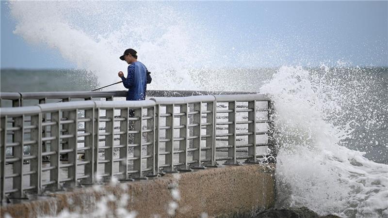Bilder des Tages Nathan Goff wird beim Angeln auf dem Steg im Sebastian Inlet State Park von einer Welle durchnässt, als der Tropensturm Imelda in Melbourne Beach, Florida, an der Küste vorbeizieht.