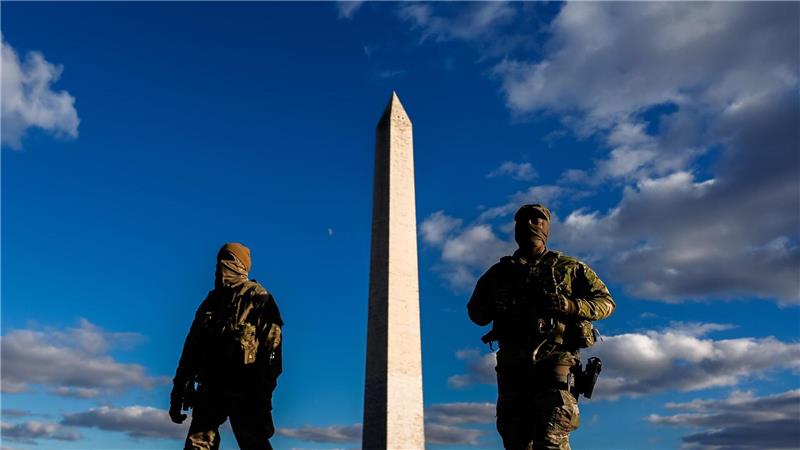 Nationalgardisten patrouillieren vor dem Washington Monument auf der National Mall.