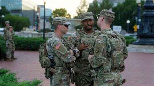Nationalgardisten tragen nun auch Waffen in Washington.