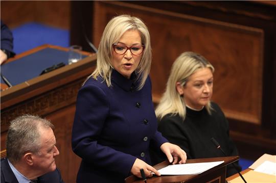 Nationalistin Michelle O'Neill von der Sinn-Féin-Partei führt seit Februar als Erste Ministerin die nordirische Regierung. (Archivbild)