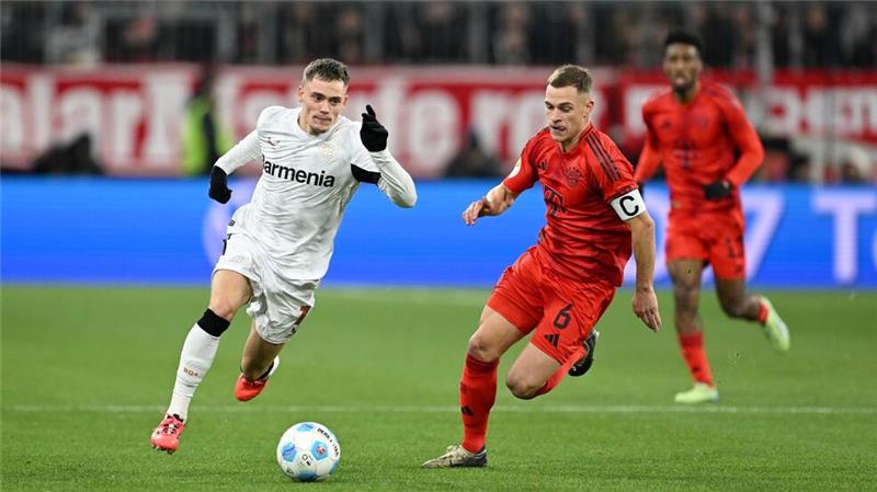 Bayern-K.o. nach Neuer-Rot gegen Leverkusen Nationalmannschafts-Kollegen im rasanten Duell: Leverkusens Florian Wirtz (l) und Bayerns Joshua Kimmich.