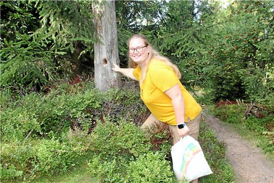 Nationalpark-Praktikantin Malin Herke will bei ihren Führungen auf dem Torfhaus-Rundweg die Wildnis als etwas Greifbares vermitteln. Foto: Nachtweyh