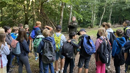 Nationalpark-Rangerin Anja Fischer nimmt die Fünfklässler vom NIG an der zweiten Station im Stübchental in Empfang.