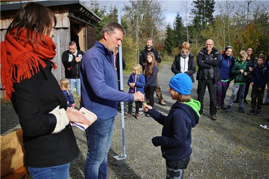 Nationalparkchef Dr. Roland Pietsch zeichnen den Nachwuchs aus.  Foto: Jung