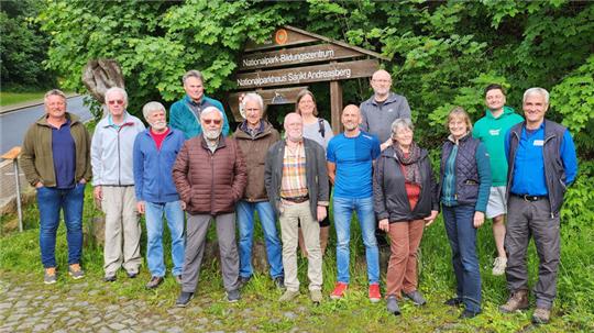 Nationalparkleiter Dr. Roland Pietsch (links) und Nationalparkhaus-Chef Thomas Appel (rechts) mit den ausgezeichneten Waldführerinnen und Waldführern.