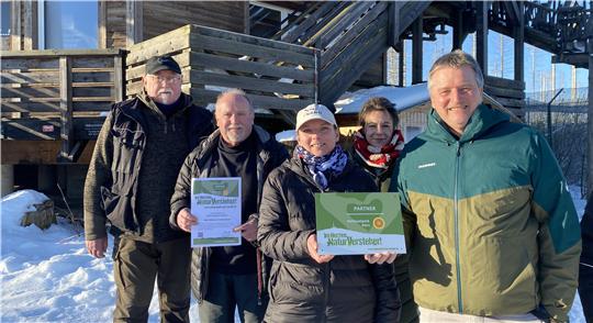 Nationalparkleiter Dr. Roland Pietsch überreicht die Partner-Plakette an Annett Jerke, Geschäftsführerin des Nabu-Wildkatzen-Erlebniszentrums. Mit dabei Cordula Dähne-Torkler und Hans-Dieter Lambertz vom Nationalpark-Vergaberat und Erlebniszentrum-Mitarbeiter Reinhard Wolff (li.).