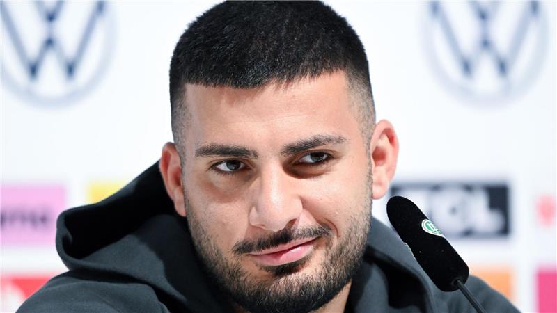 Was Undav nervt: „Und wenn Leroy in Boxershorts kommt...“ Nationalspieler Deniz Undav auf dem DFB-Podium.