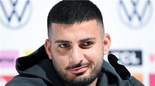 Nationalspieler Deniz Undav auf dem DFB-Podium.