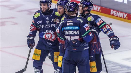Nationalspieler Leonhard Pföderl (2. v.l.) gelang beim Sieg der Eisbären Berlin im dritten DEL-Finale gegen die Kölner Haie ein Hattrick. 