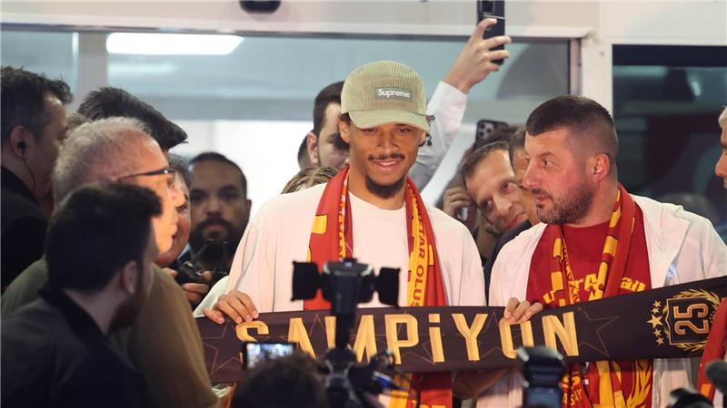 Nationalspieler Leroy Sané (M.) bei seiner Ankunft in Istanbul.