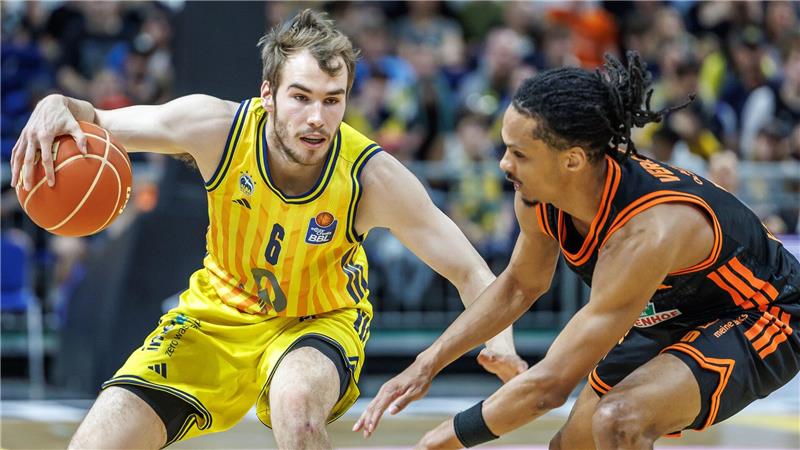Nationalspieler Malte Delow (l) im Duell mit Vechtas Alonzo Verge.