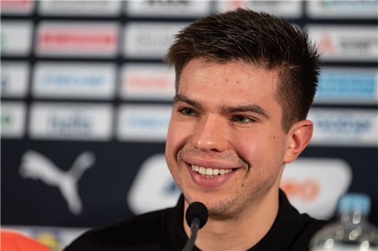 Nationalspieler Renars Uscins spricht zu Journalisten.