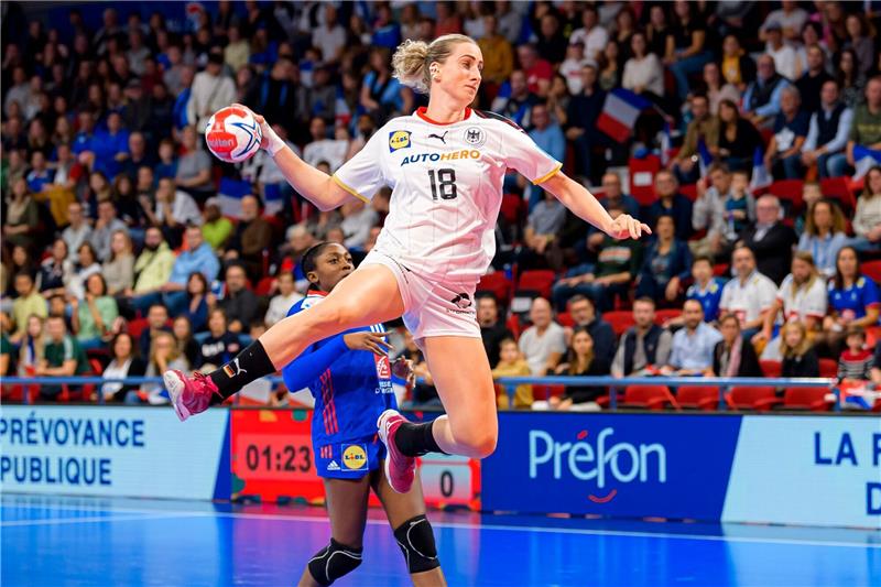 Schweres EM-Gepäck: Fall Fuhr beschäftigt DHB-Frauen Nationalspielerin Mia Zschocke in Aktion.