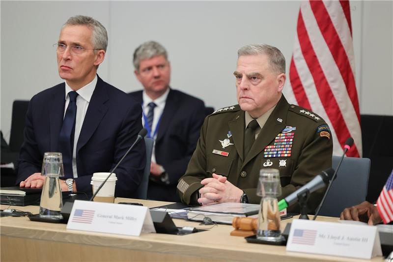 Krieg gegen die Ukraine: So ist die Lage Nato-Generalsekretär Jens Stoltenberg (l) und US-General Mark Milley beim Treffen der Ukraine-Kontaktgruppe in Brüssel.