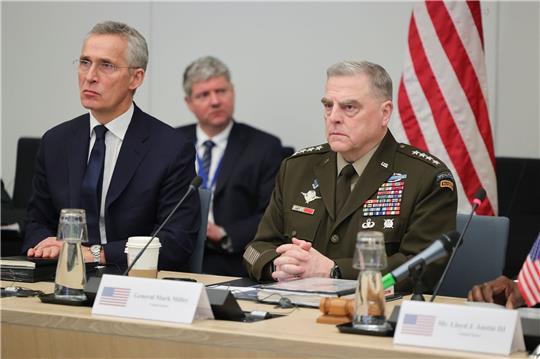 Nato-Generalsekretär Jens Stoltenberg (l) und US-General Mark Milley beim Treffen der Ukraine-Kontaktgruppe in Brüssel.