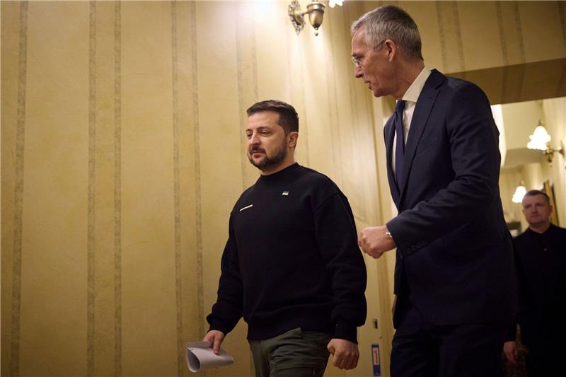 Ukraine droht Enttäuschung bei Nato-Gipfel Nato-Generalsekretär Jens Stoltenberg und Wolodymyr Selenskyj (l), Präsident der Ukraine, bei einem Treffen in Kiew.