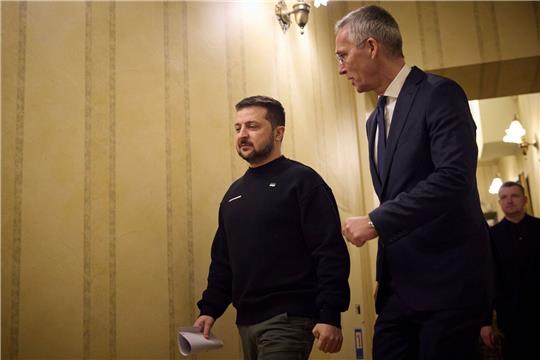 Nato-Generalsekretär Jens Stoltenberg und Wolodymyr Selenskyj (l), Präsident der Ukraine, bei einem Treffen in Kiew.