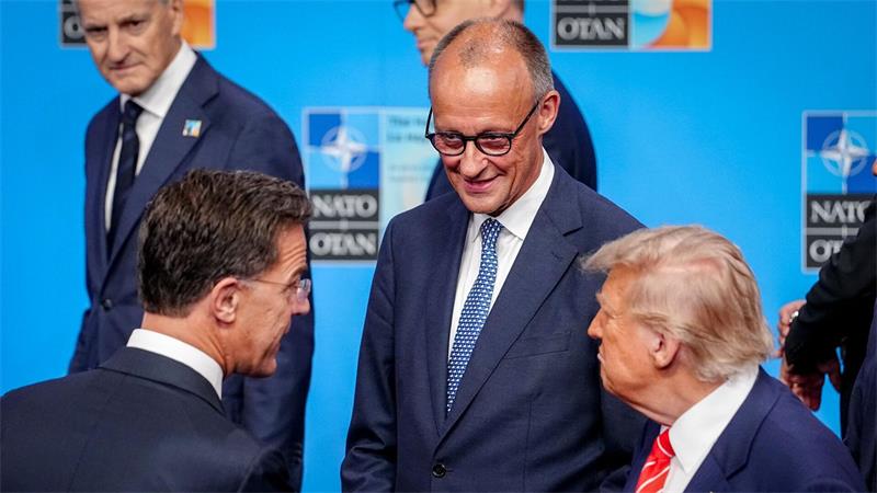 Nato-Generalsekretär Mark Rutte (l) freut sich über die Einigung zwischen Bundeskanzler Friedrich Merz und US-Präsident Donald Trump. (Archivbild)