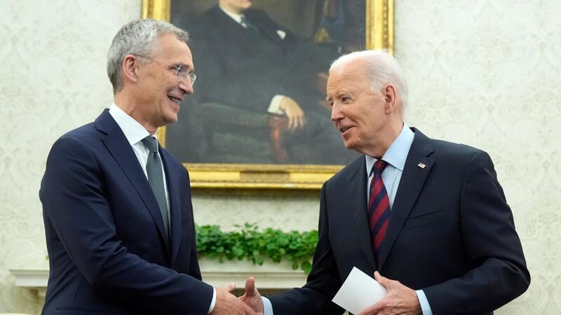Deutsche Verteidigungsausgaben bei 90,6 Milliarden Euro Nato-Generalsekretär Stoltenberg (l) lobte bei einem Treffen mit US-Präsident Biden die Entwicklung als „größte Steigerung seit Jahrzehnten“.