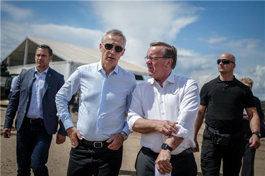 Nato-Generalsektretär Jens Stoltenberg (l) und Verteidigungsminister Boris Pistorius besuchen die Nato-Ostflanke in Litauen.