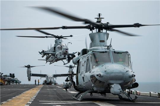 Nato zeigt Präsenz im Baltikum: Der Hubschrauber UH-1Y Venom und der Angriffshelikopter AH-1Z Viper landen bei einer Übung Anfang Juni auf dem Angriffsschiff USS „Kearsarge“ (LHD-3). Foto: Jonathan Nackstrand/afp