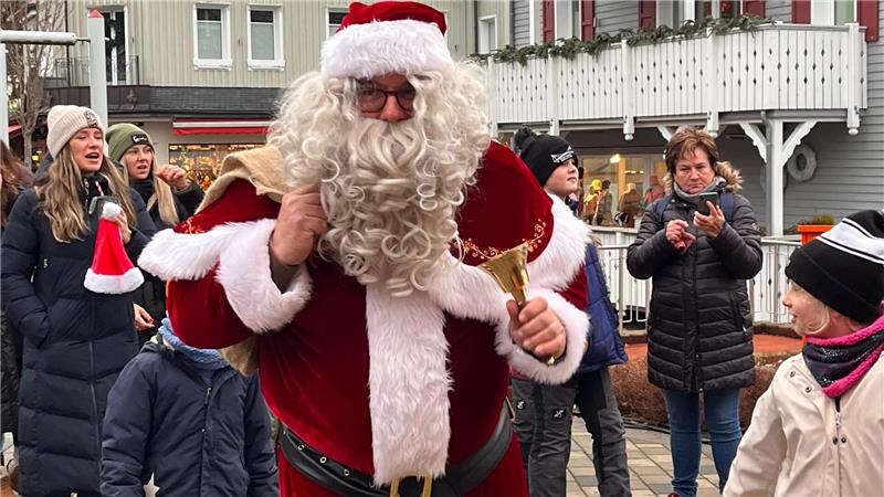 „Sagenhafter Wintermarkt“ hat begonnen: Das erwartet die Besucher Natürlich darf bei einer Eröffnung am Nikolaustag auch ein Besuch des Namensgebers nicht fehlen. Hinter dem Kostüm steckt Bürgermeister Wolfgang Langer.
