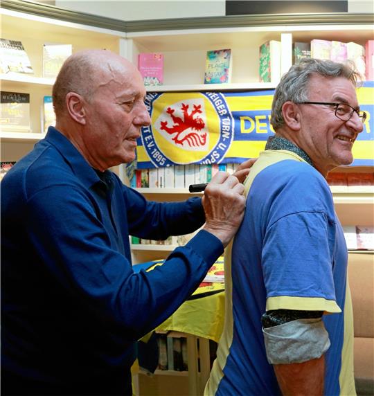 Natürlich gibt es auch Autogramme. Horst Fenker bekommt eins auf sein Eintracht-Trikot. Foto: Weber