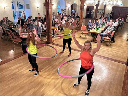 Natürlich gibt es bei der Sportlerehrung auch ein sportliches Rahmenprogramm, hier von den Hula-Hoop-Damen der TSG. Ebenfalls mit dabei: Die Kindertanzgruppe des MTV Brunonia und die Rollstuhltänzer des Casino Tanzclubs. Für Musik bei der Sportlerehrung sind seit vielen Jahren die Rockbusters zuständig. Foto: Schlegel