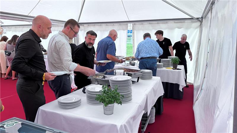 Natürlich gibt es beim Empfang auch ein üppiges Buffet.