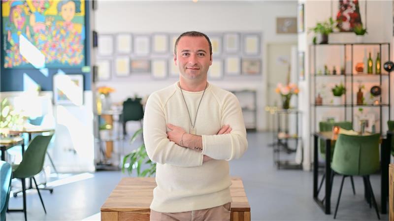 „Natürlich machen wir Ausnahmen“, sagt Ilia Basilashvili, Inhaber des Café ILOstan in Berlin. 