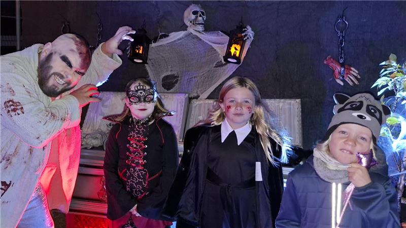 Natürlich wird auch wieder in Wolfshagen der Grusel großgeschrieben. Auf der Halloween-Meile im Ort ist zeitweise kein durchkommen.