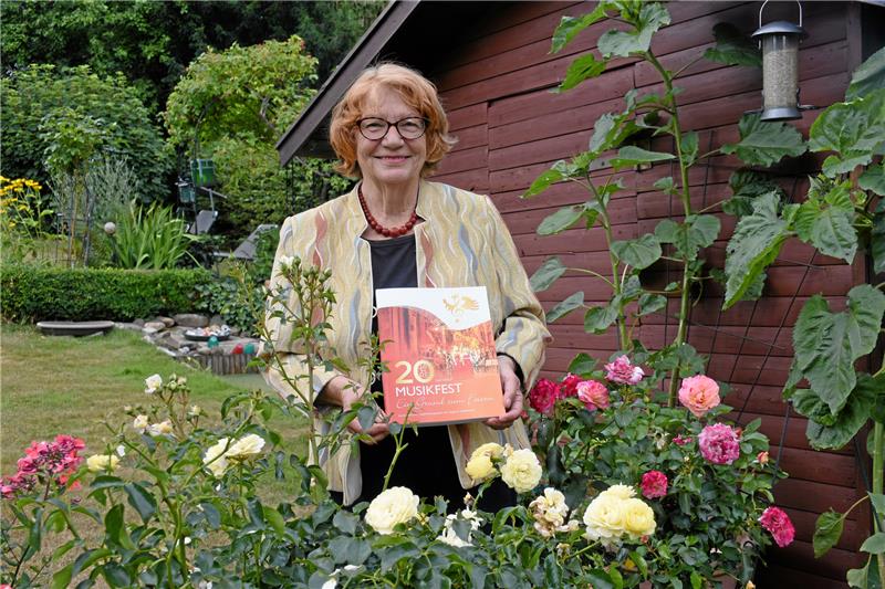 Bilderreiches Buch der Erinnerung Natur und Kultur – das gehört auch für Dagmar Grasemann zusammen. Zum 20. Geburtstag des Internationalen Musikfestes präsentiert sie ein neues Buch. Foto: Kempfer