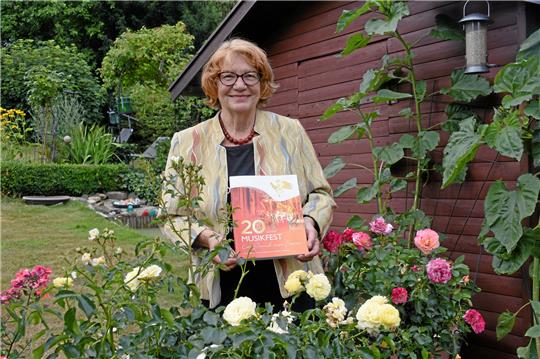 Natur und Kultur – das gehört auch für Dagmar Grasemann zusammen. Zum 20. Geburtstag des Internationalen Musikfestes präsentiert sie ein neues Buch. Foto: Kempfer