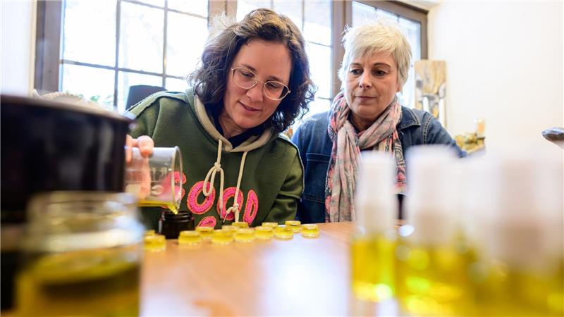 Naturkosmetik aus der Lüneburger Heide: Tannenwachs und Bienenöl. 