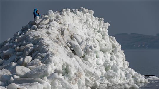 Naturschauspiel: Auf der Insel Rügen türmen sich immer noch Eisschollen zu meterhohen Bergen auf. 