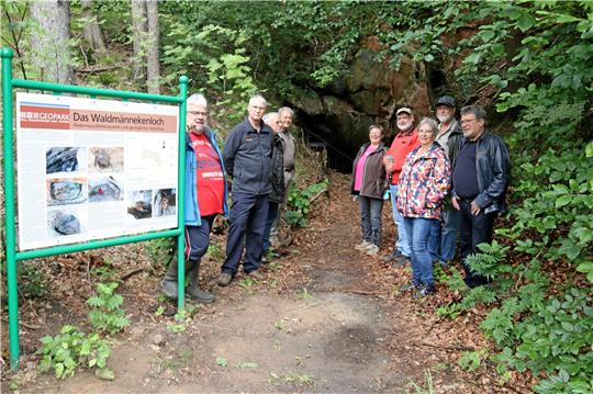 Naturschützer präsentieren die neue Infotafel und appellieren an das Verantwortungsgefühl der Spaziergänger. Foto: Hartmann