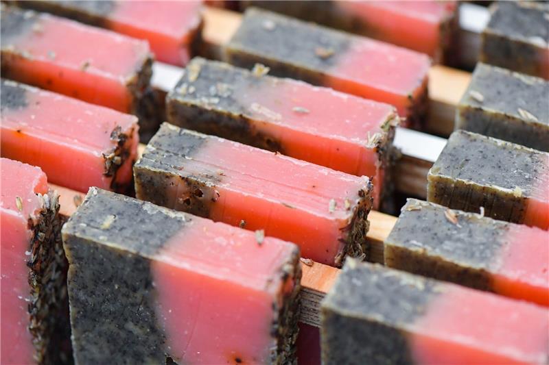 Krisenstimmung dämpft Naturkosmetik-Euphorie Naturseife: Seit Jahren erobert natürliche Pflege immer mehr Platz in Drogerien und Parfümerien. Doch nun scheint das Wachstum erstmals gestoppt.