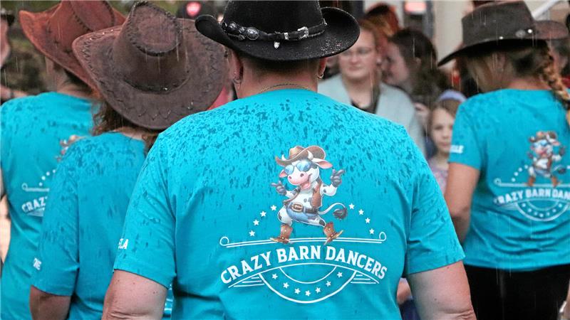 Nauens „Verrückte Scheunen-Tänzer“ – so die deutsche Übersetzung – lassen sich auch nicht von einem Regenschauer stoppen.