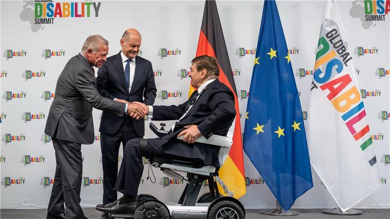 Scholz und König Abdullah II.: Rechte Behinderter schützen Nawaf Kabbara, Präsident des Weltverbandes der Selbstvertretungsorganisationen von Menschen mit Behinderungen, wies auf wachsende Unsicherheit in einer Zeit vieler Krisen und Kriege sowie wegen Finanzierungskürzungen hin.