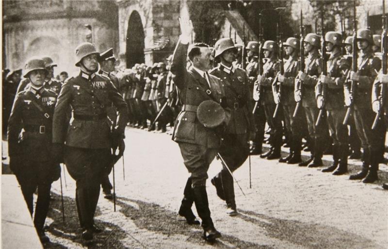 Historiker Ulrich Herbert hilft Goslar bei Auswahl der Stelen-Texte Nazi-Aufmarschort Kaiserpfalz: Die Aufnahme zeigt Adolf Hitler bei der Begrüßung der Goslarer Jäger am 30. September 1934. Ganz links ist der junge Jäger-Kommandeur zu sehen. Sein Name: Erwin Rommel. Repro: Schenk aus „Goslar Damals 1830-1939“