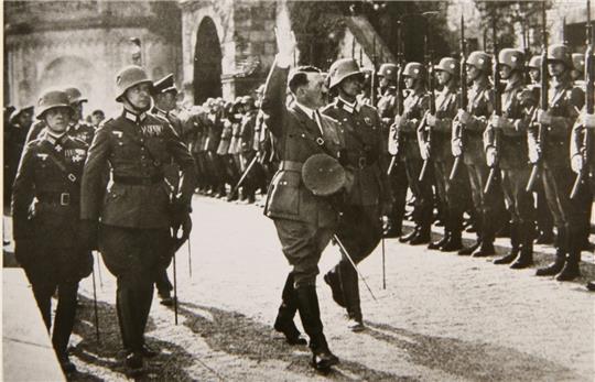 Nazi-Aufmarschort Kaiserpfalz: Die Aufnahme zeigt Adolf Hitler bei der Begrüßung der Goslarer Jäger am 30. September 1934. Ganz links ist der junge Jäger-Kommandeur zu sehen. Sein Name: Erwin Rommel. Repro: Schenk aus „Goslar Damals 1830-1939“