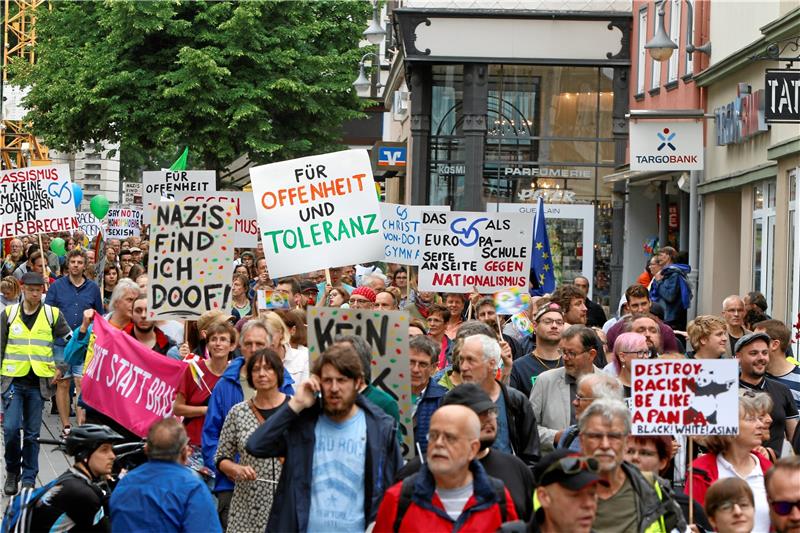 Goslar protestiert am Samstag: Alle gemeinsam für die Demokratie „Nazis find ich doof!“: So lautet schon am 2. Juni 2018 eine Plakatbotschaft, als 3000 Menschen in Goslar gegen Rechtsextreme protestieren. Archivfoto: Epping